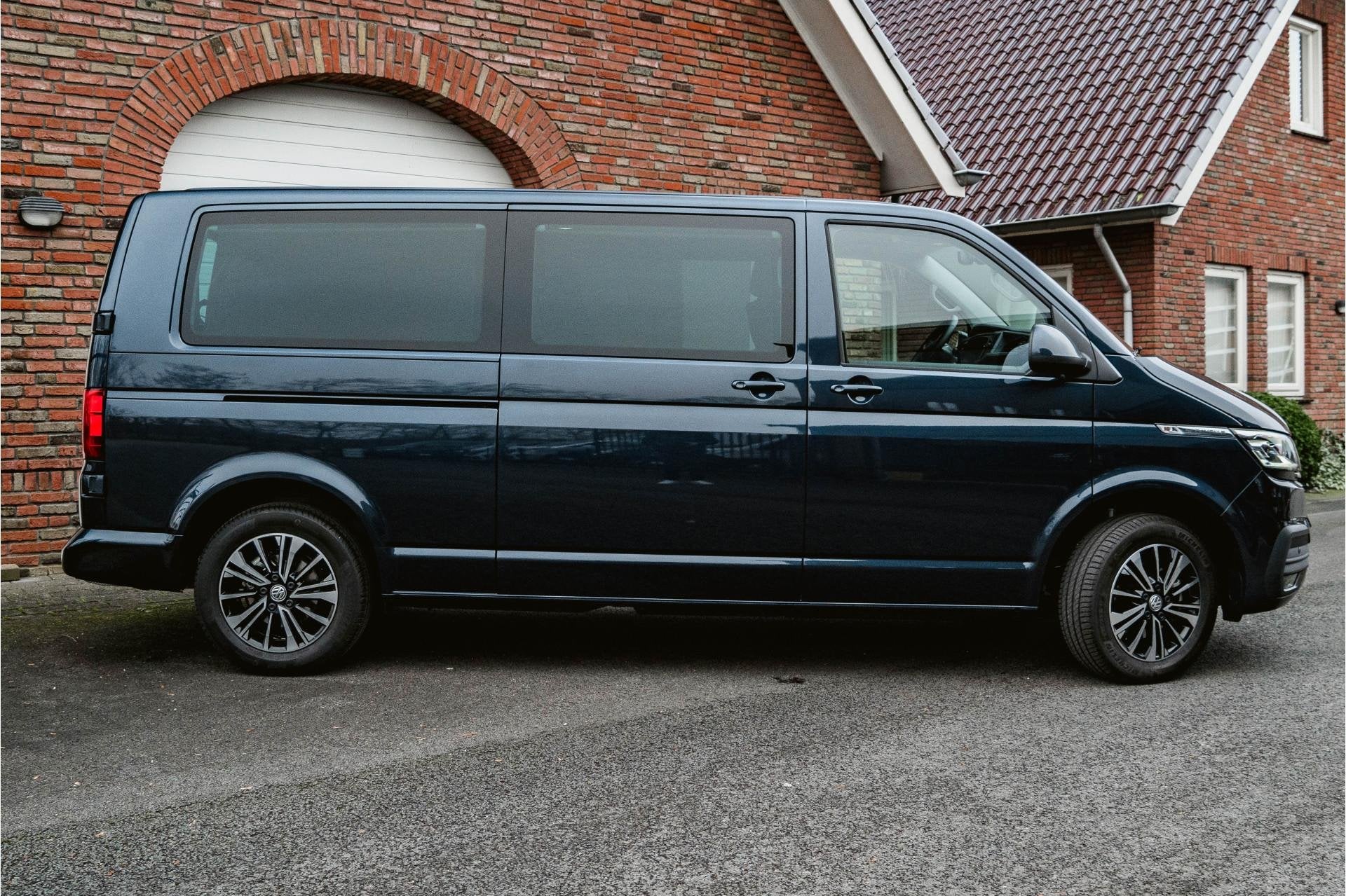 Volkswagen Caravelle T6.1 ROLSTOELBUS 2.0 TDI 150 PK DSG L2H, Automatische klimaatregeling, Stof, Gebruikt, Zwart