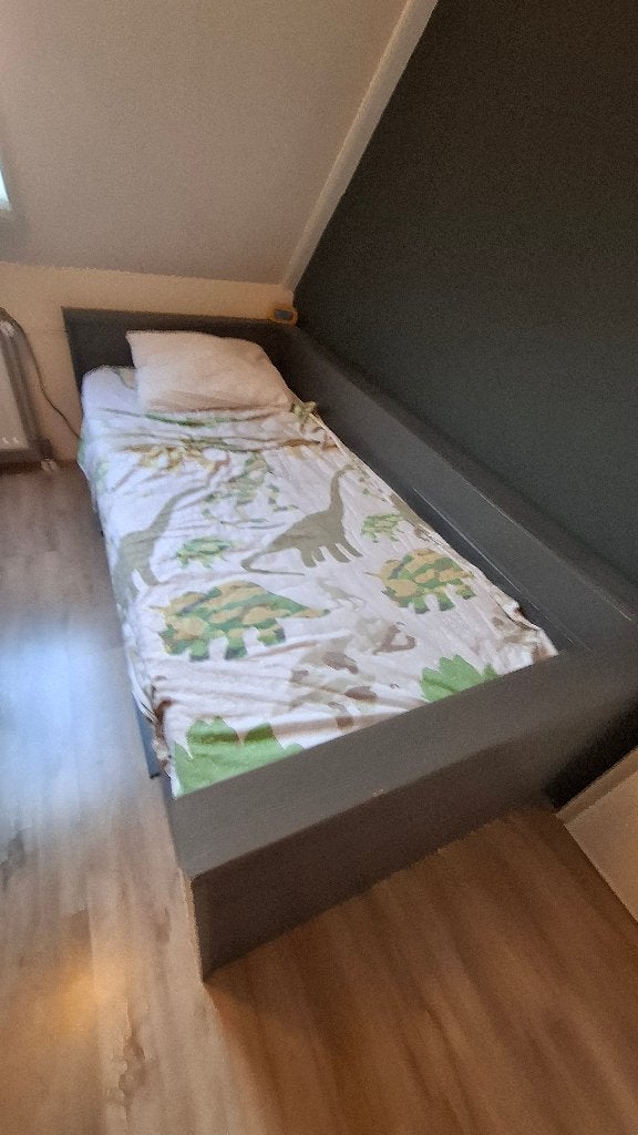 WOOOD bed Dennis grenen betongrijs, Huis en Inrichting, Slaapkamer | Bedden, Ophalen, Gebruikt, 90 cm, Eenpersoons