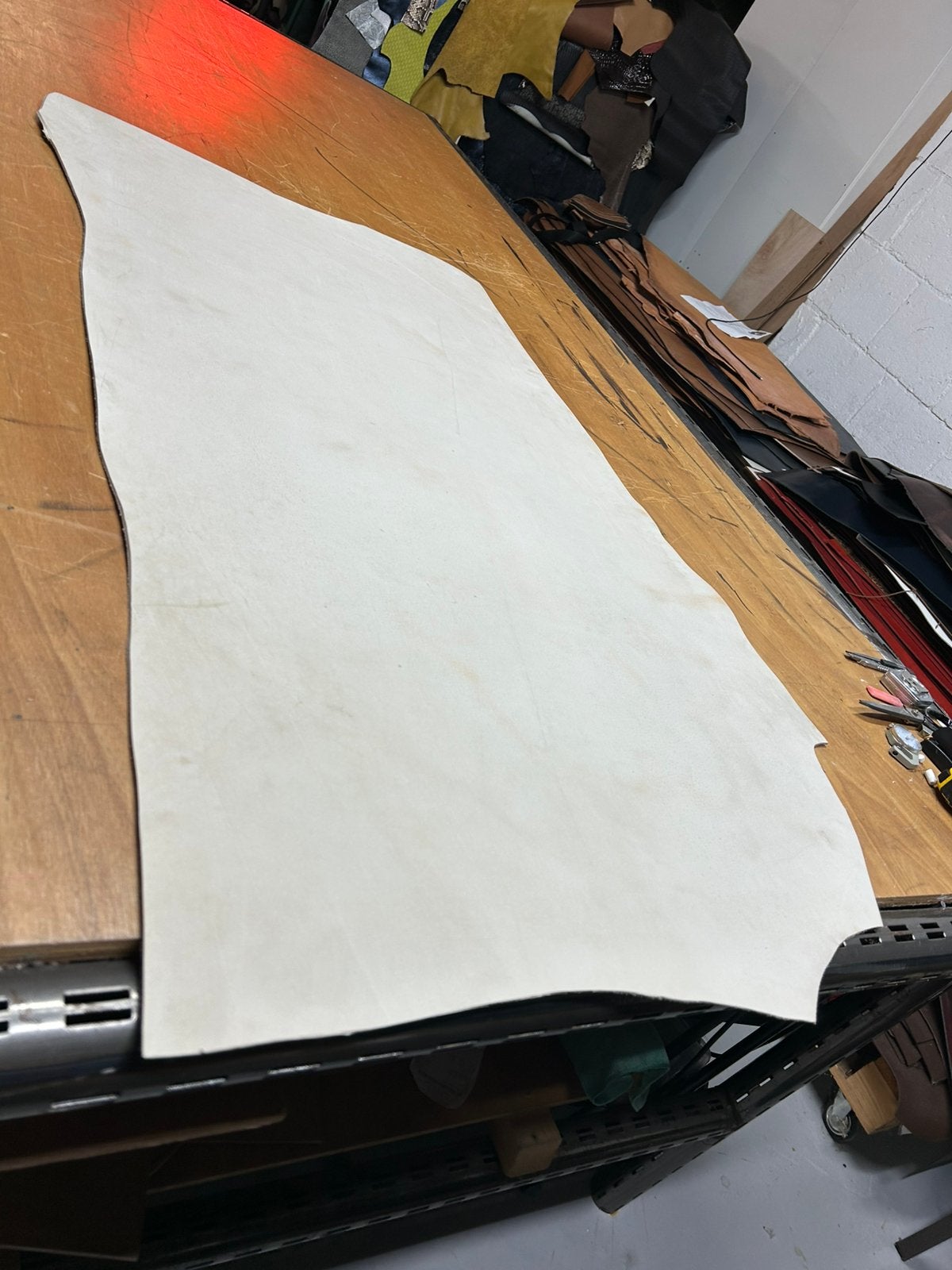 Onbewerkte tuigleer 3 mm dikte half soepel nr 28, Leer of Kunstleer, Ophalen of Verzenden, Zo goed als nieuw, 30 tot 120 cm