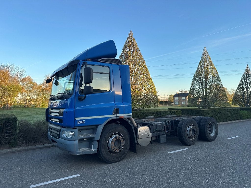DAF75 310pk Euro 5 chassis cabine 6x2 voorloopas met PTO, Automaat, Euro 5, Zwart, Blauw