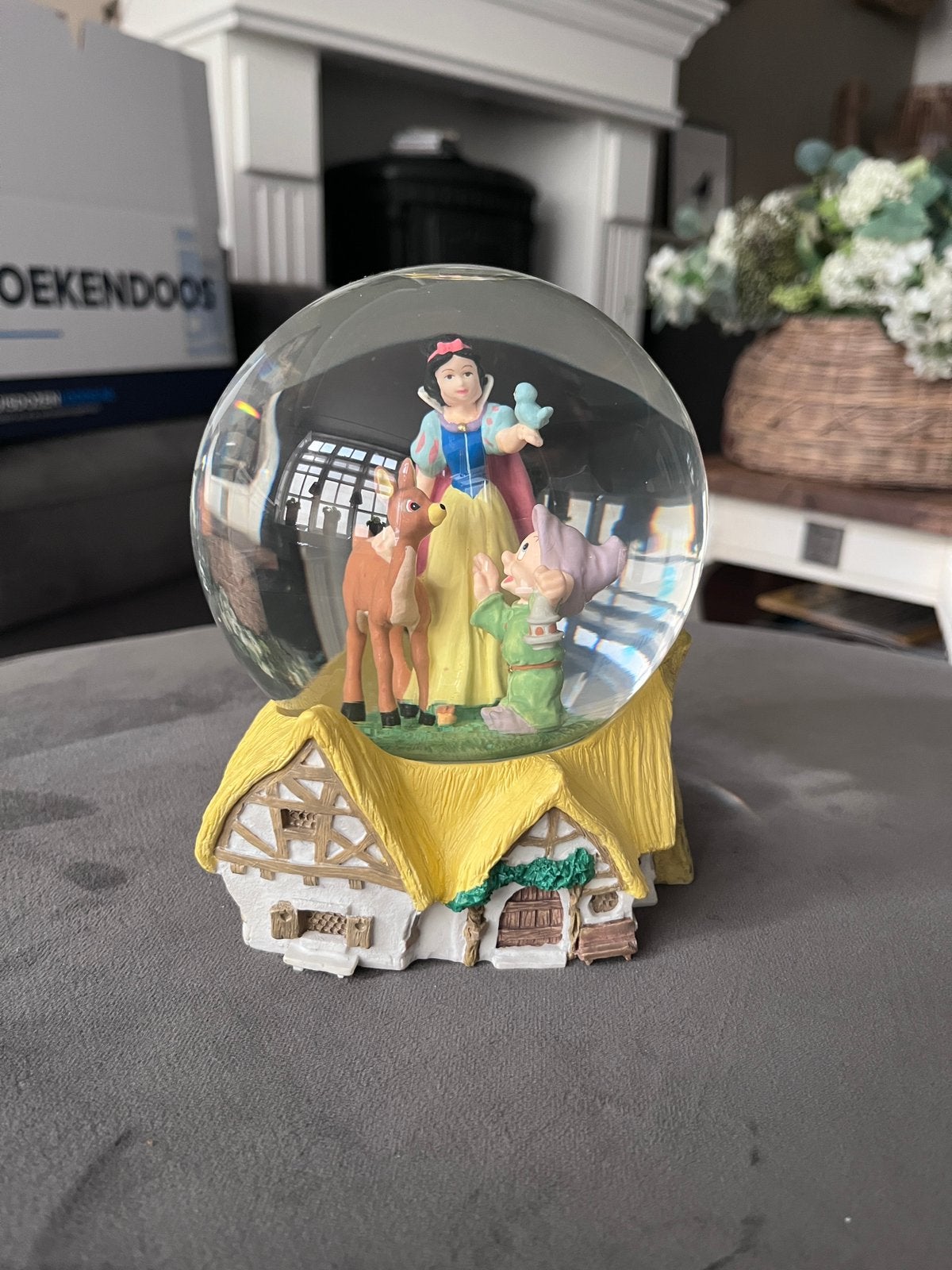 Disney Snowglobe sneeuwwitje, Ophalen of Verzenden, Sneeuwwitje of Doornroosje, Zo goed als nieuw, Beeldje of Figuurtje