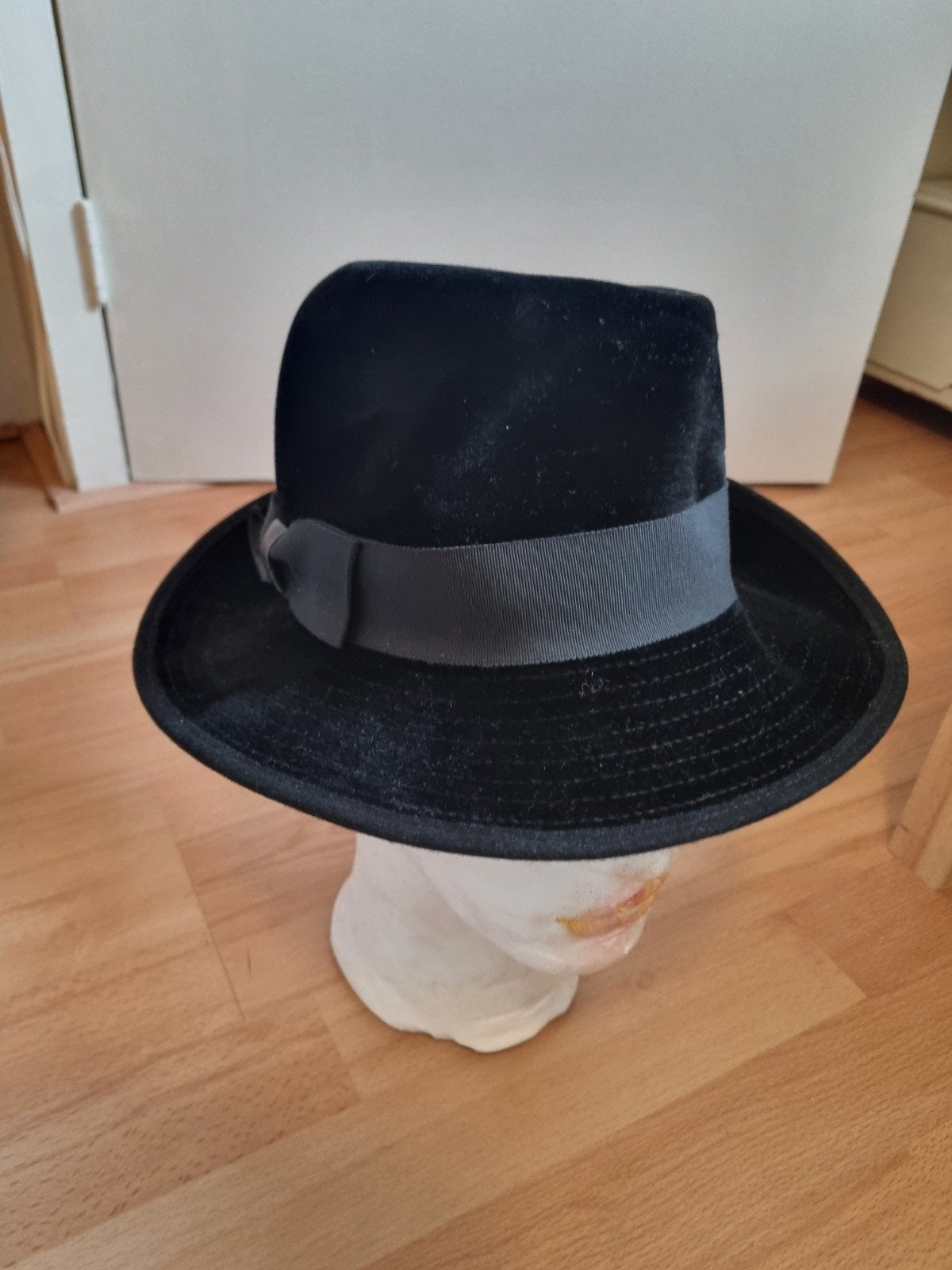 Elegante zwarte fluwelen hoed van Metz & Co, Metz & Co, Ophalen of Verzenden, Gedragen, Hoed
