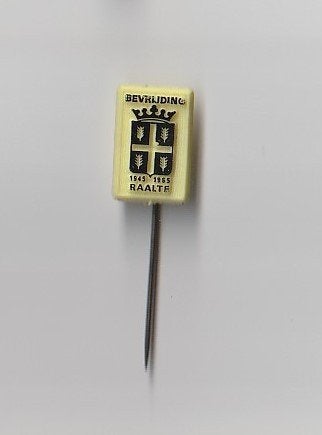 kunststof oorlogsspeldje Bevrijding Raalte 1945-1965, Ophalen of Verzenden, Gebruikt, Overige onderwerpen, Speldje of Pin