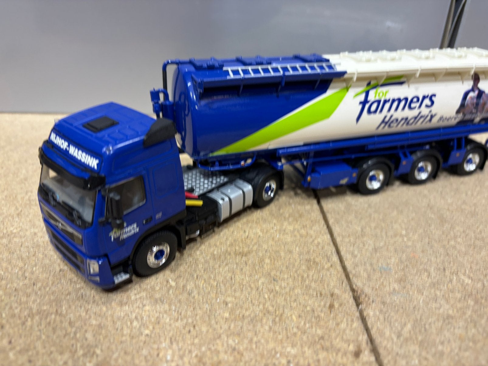 WSI VOLVO FARMERS HENDRIX, Hobby en Vrije tijd, Modelauto's | 1:50, Ophalen of Verzenden, Zo goed als nieuw, Bus of Vrachtwagen