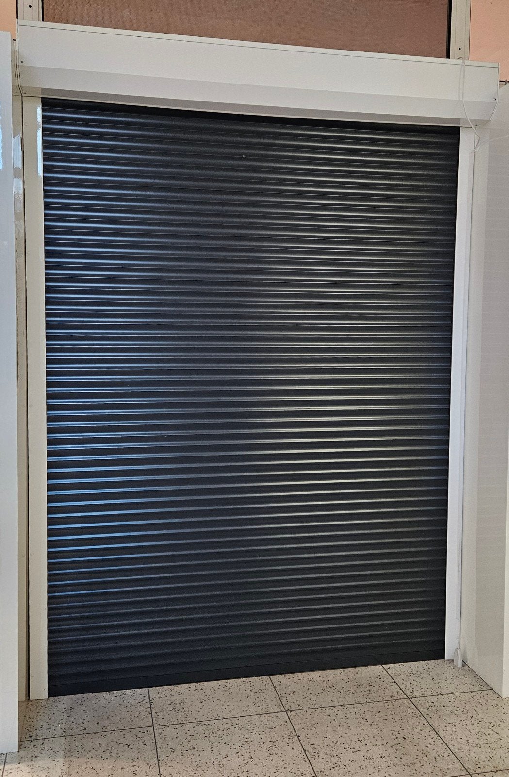 Rolluik met afstandsbediening, zgan, 210x230 cm, Ophalen, Zo goed als nieuw, Wit, Elektrische bediening