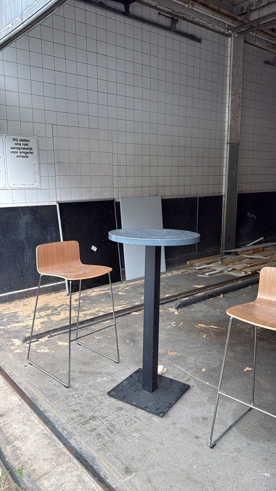 Hoge tafel met twee bijpassende krukken, Huis en Inrichting, Barkrukken, Ophalen, Gebruikt, 90 cm of meer, Hout