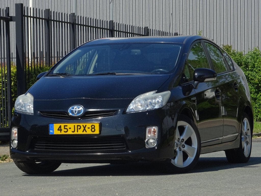 Toyota Prius 1.8 Dynamic HEAD-UP/NAVI/CAMERA/PDC/NW APK, Auto's, Toyota, Gebruikt, 4 cilinders, Zwart, Origineel Nederlands