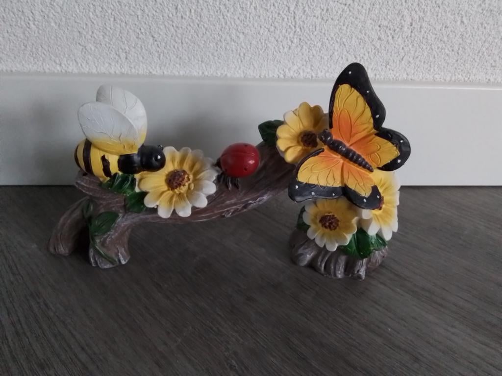 Stenen beeldje vlinder bij en bloem, Ophalen of Verzenden