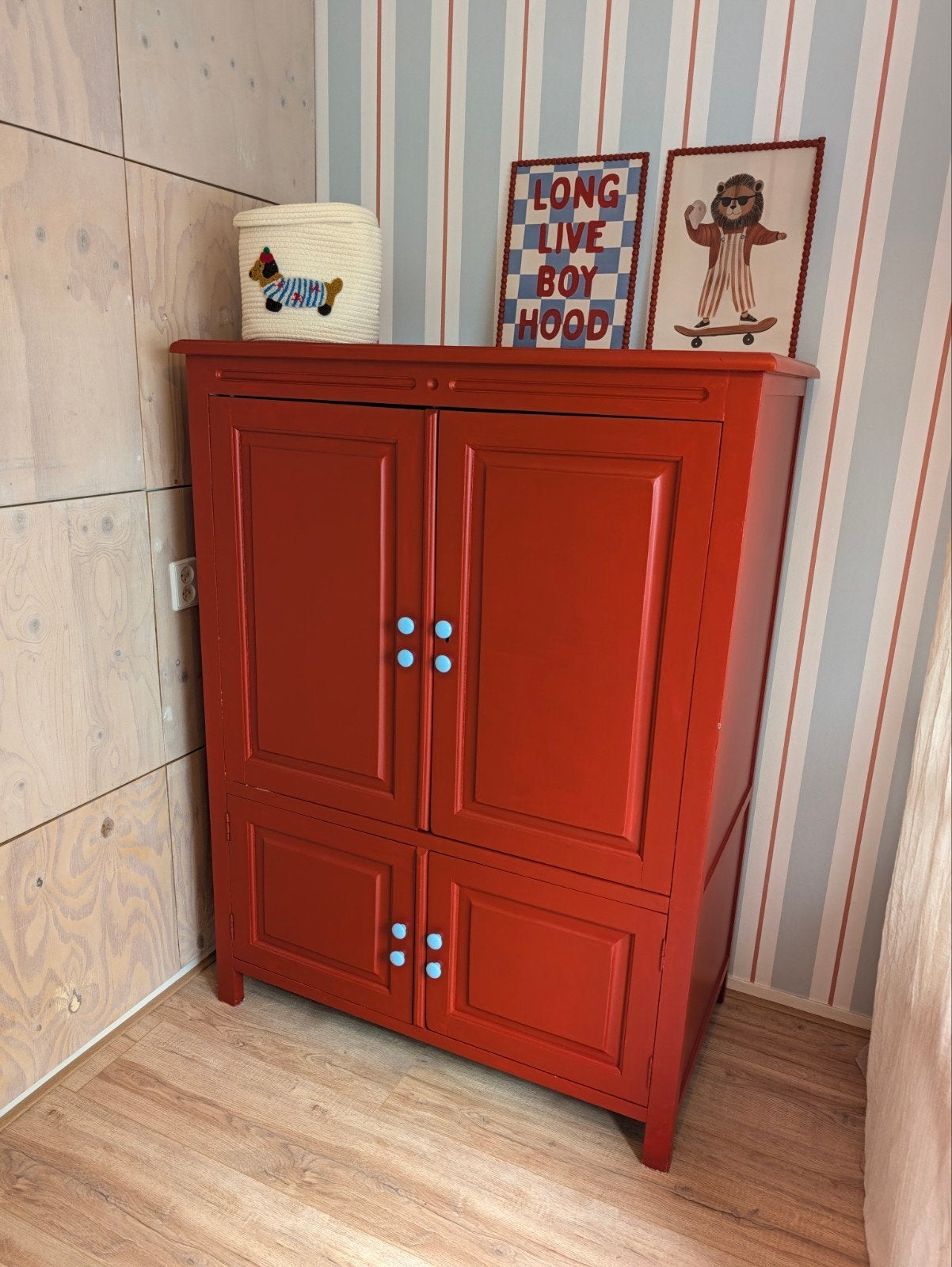 Mooie rood geschilderde kast met blauwe keramiek knoppen, Ophalen, Kast, 50 tot 70 cm, 105 cm of meer