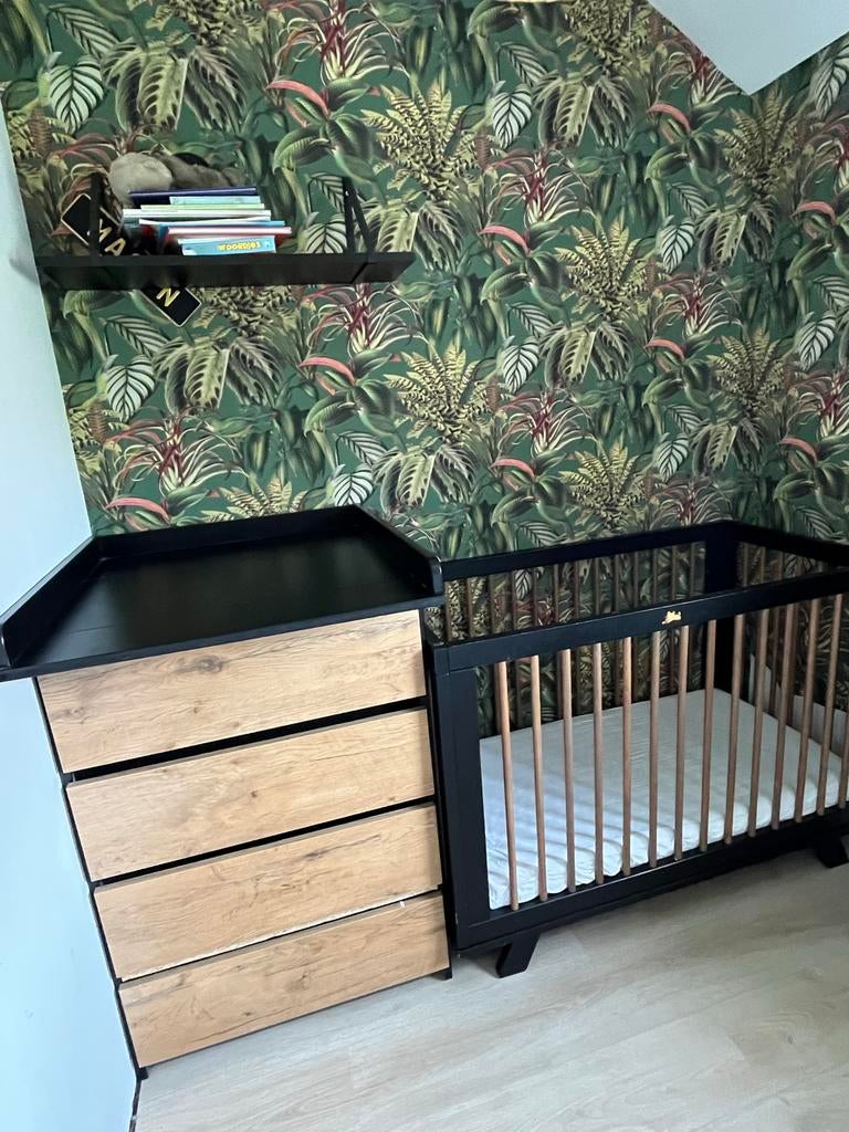 Zwarte ledikant + commode met Aerosleep matras, Kinderen en Baby's, Kinderkamer | Complete kinderkamers, Ophalen, Gebruikt, Jongetje of Meisje