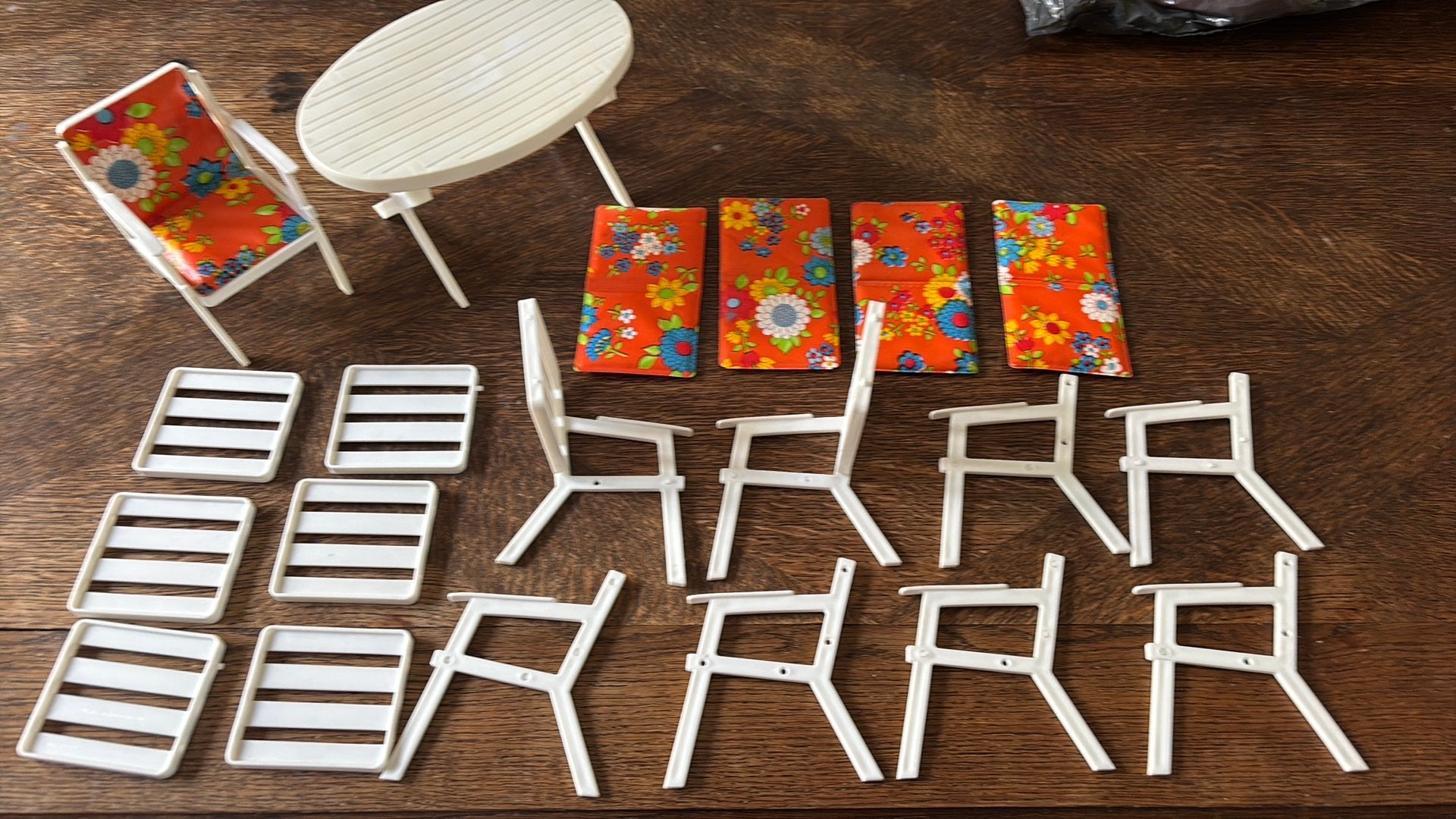 Vintage Barbie tuinmeubelset met tuinkussens, Kinderen en Baby's, Speelgoed | Poppen, Ophalen, Gebruikt, Barbie