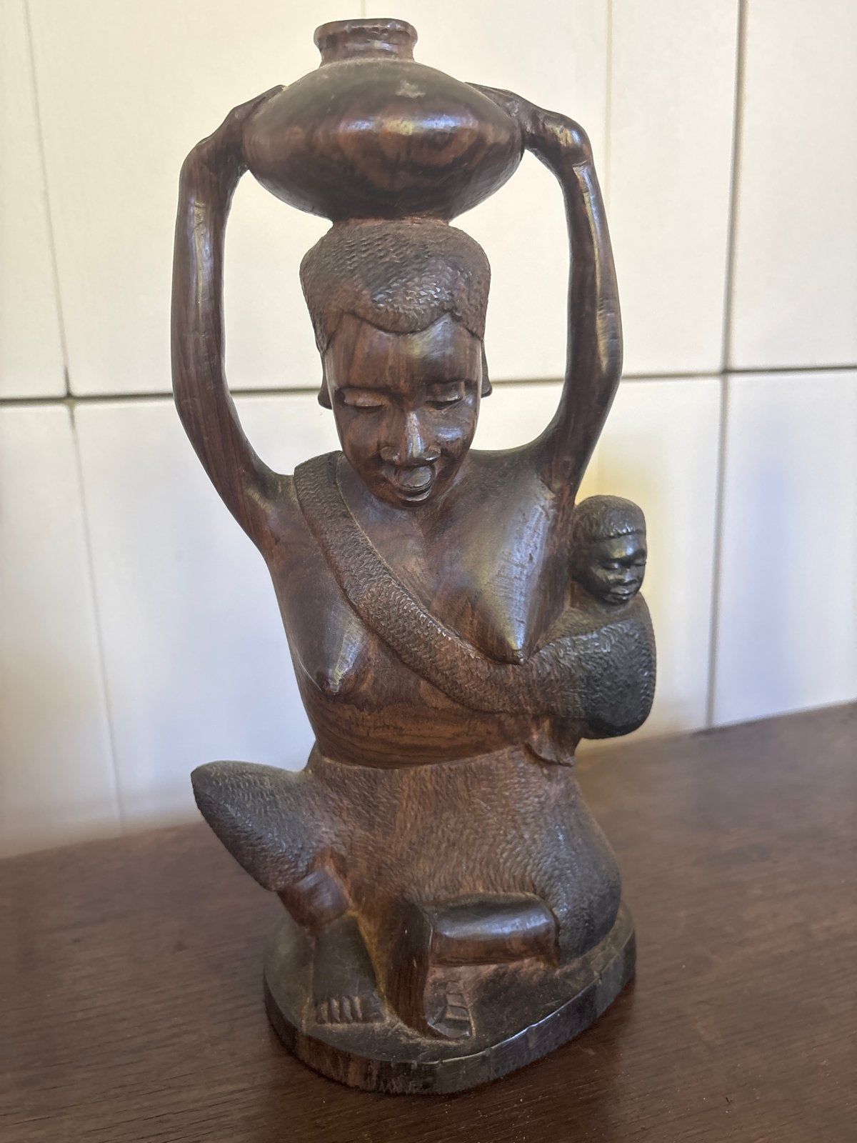 Afrikaans houten beeld: vrouw met kind en waterpot, Hout, Bruin, Afrika, Verzenden
