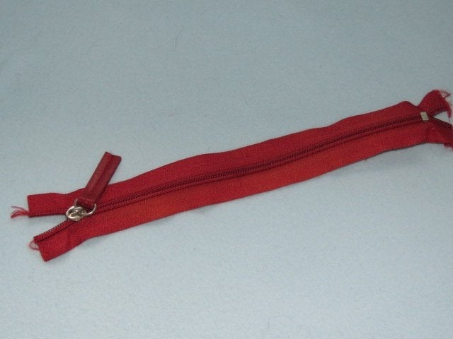Stevige donkerrode rits met metalen schuiver 25 cm, Ophalen of Verzenden, Zo goed als nieuw, Rits of Sluiting