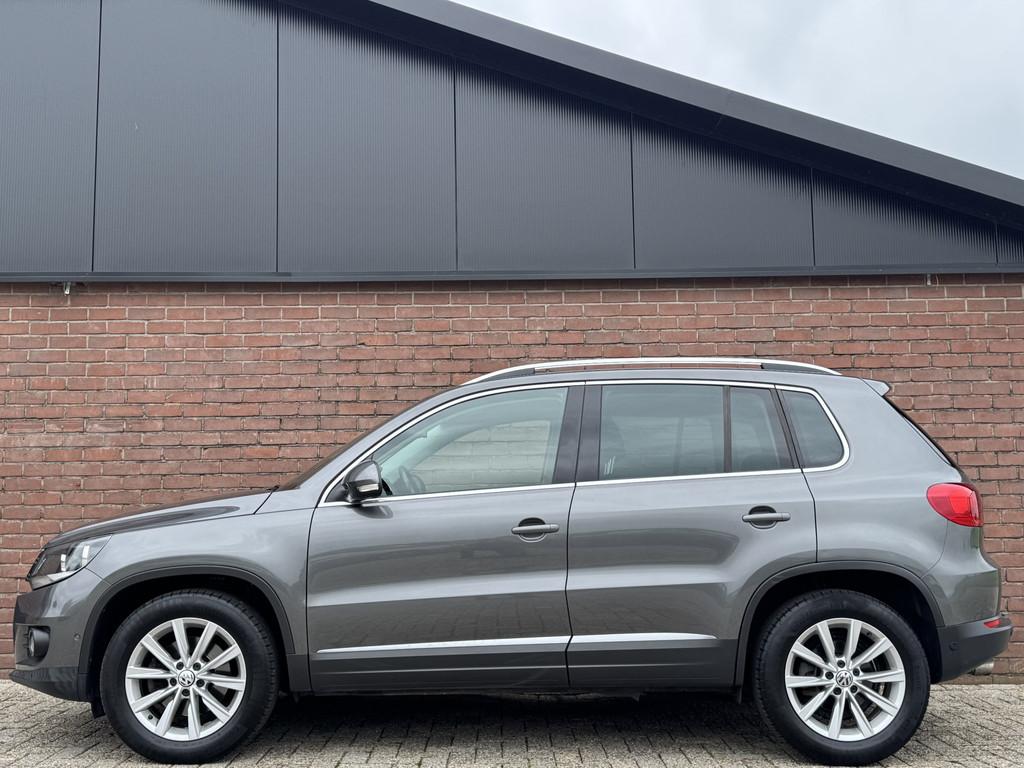Volkswagen Tiguan 1.4 TSI SPORT&STYLE | NL-AUTO! | DEALER OH, Auto's, Volkswagen, Voorwielaandrijving, Euro 5, 15 km/l, Gebruikt