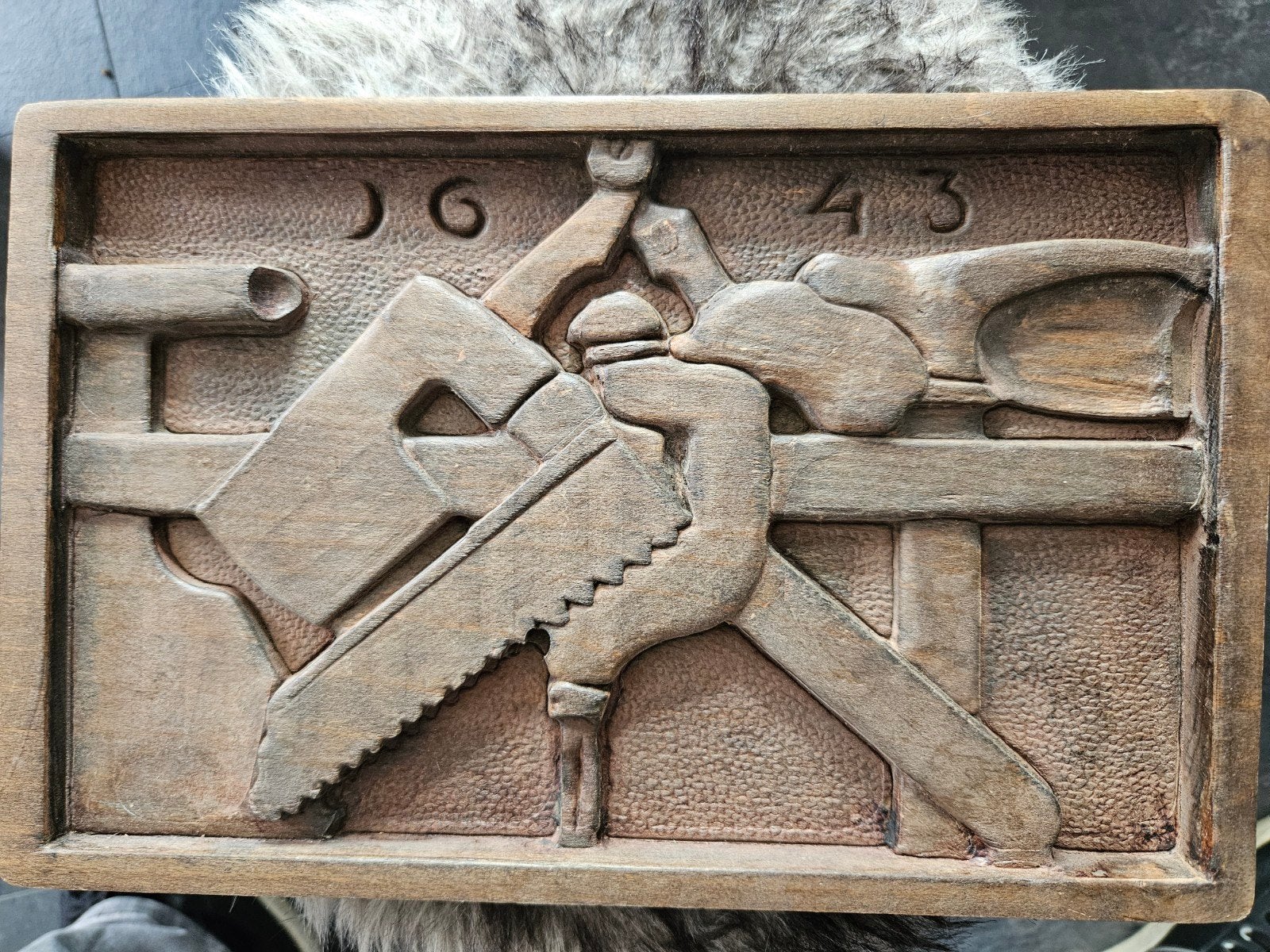 Vintage Houten gevelsteen met Gereedschap Reliëf - 1943, Ophalen of Verzenden