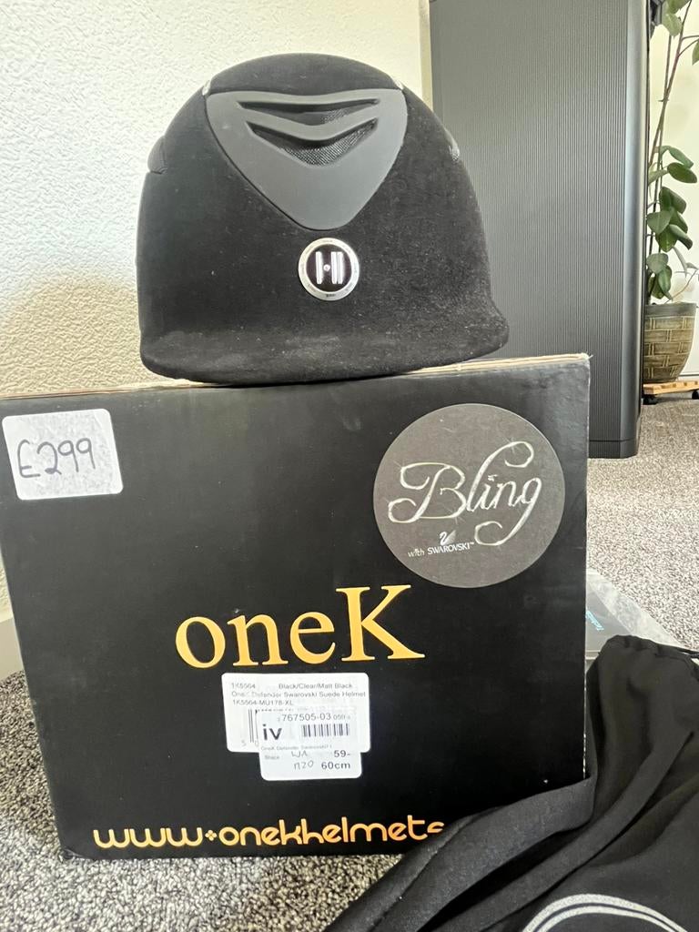 zwarte oneK cap zwart suede met Swarovski 59/60, Dieren en Toebehoren, Paardrijkleding, Ophalen of Verzenden, Zo goed als nieuw