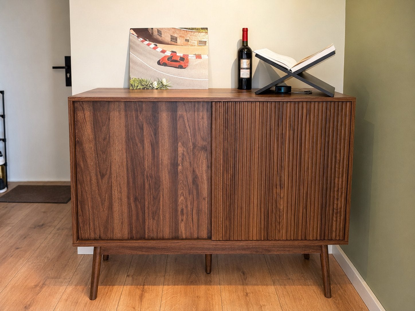 Sweeek Linear dressoir walnoot | Zo goed als nieuw, Ophalen, 100 tot 150 cm, Zo goed als nieuw, 25 tot 50 cm