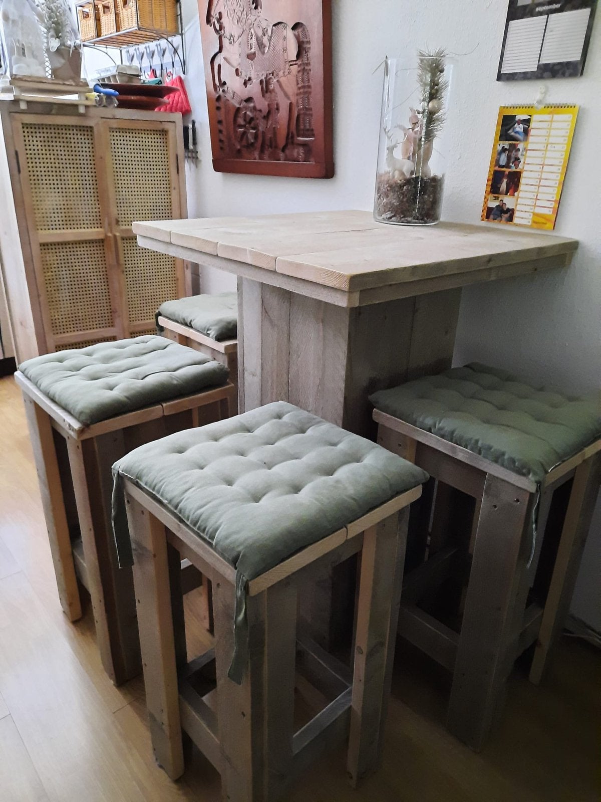 Steigerhouten sta-tafel met 4 krukken en kussens