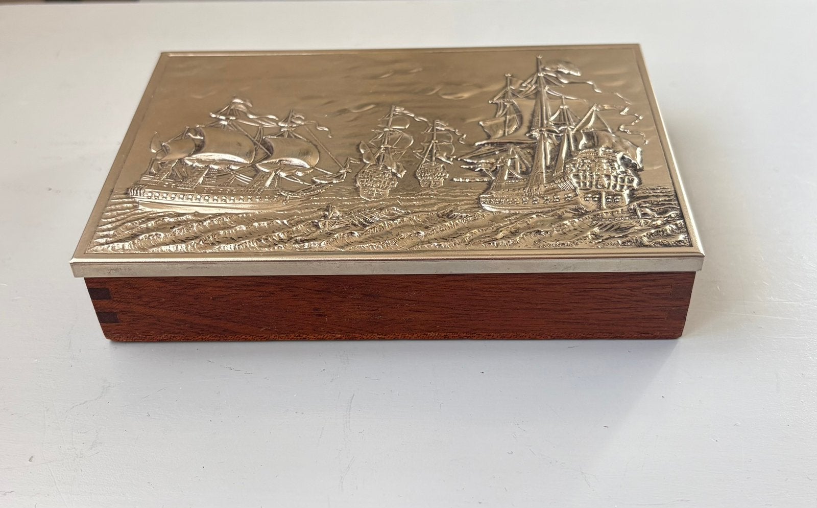 Houten doos met zilverkleurig vastzittend deksel., Antiek en Kunst, Curiosa en Brocante, Ophalen of Verzenden