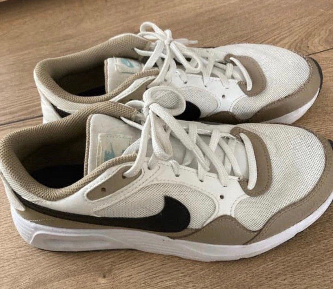 Nike air maar 39 - Nike beige/wit, Ophalen of Verzenden, Zo goed als nieuw, Jongen of Meisje, Schoenen