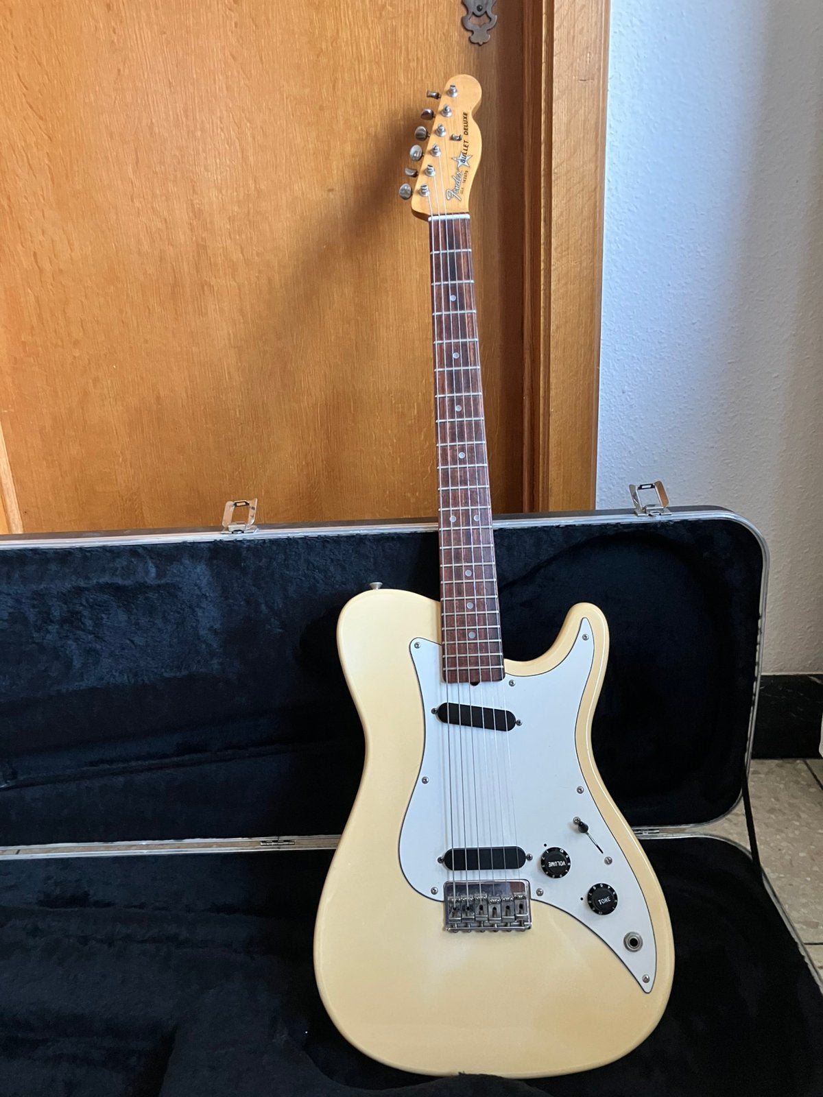 Fender Bullet Deluxe 1981 (sleeper vintage), Muziek en Instrumenten, Ophalen, Zo goed als nieuw, Solid body, Fender