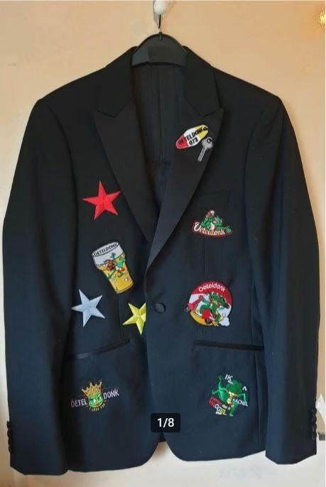 Leuk zwart OETELDONK/DEN BOSCH jas met emblemen (31) (1), Ophalen, Carnaval, Zo goed als nieuw, Kleding