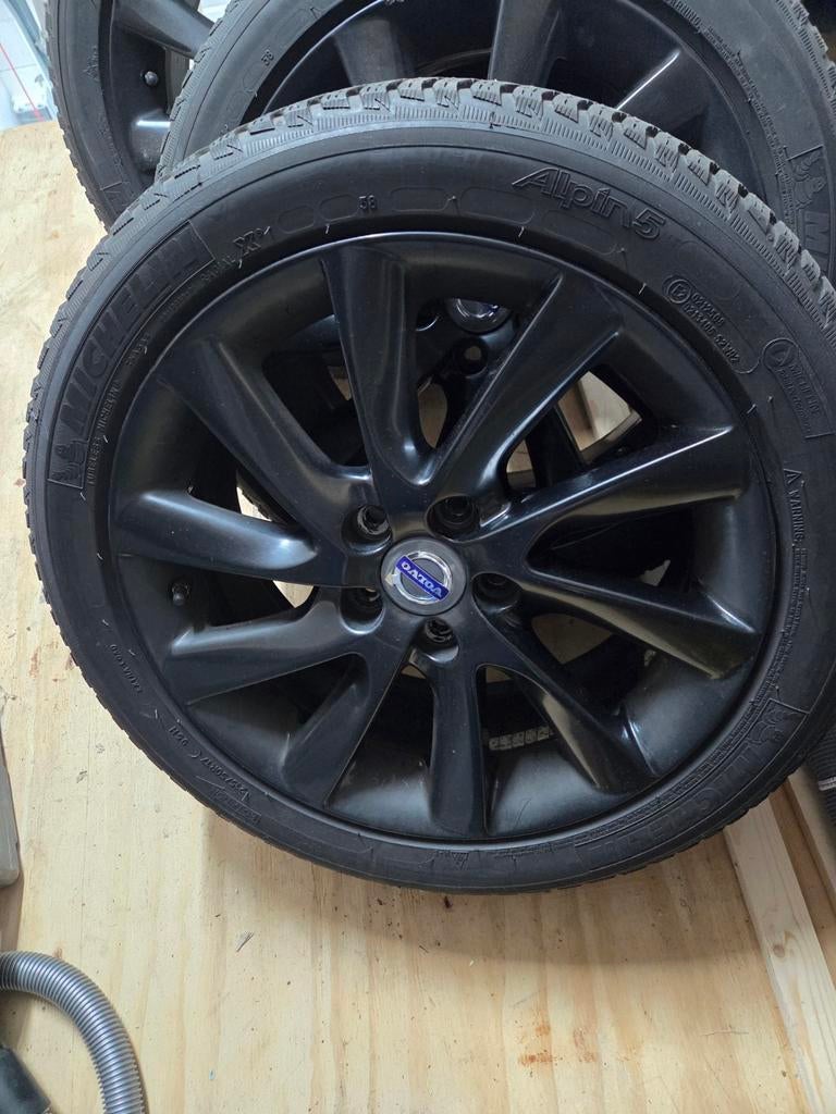 Winterbanden op zwarte velgen, Auto-onderdelen, Banden en Velgen, Ophalen, 215 mm, Banden en Velgen, 17 inch