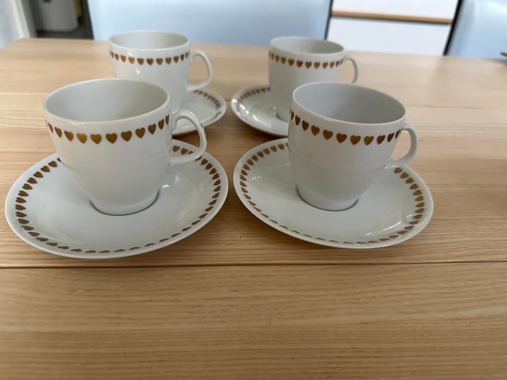 4 kop en schotels Mosa porselein goud hartjes koffiemerk Hag, Huis en Inrichting, Ophalen of Verzenden, Zo goed als nieuw, Overige stijlen
