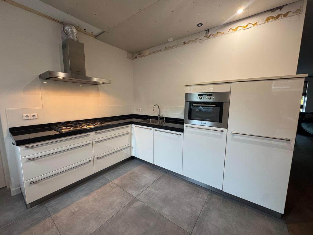 Nette Hoogglans Witte Hoekkeuken + Apparatuur GEDEMONTEERD