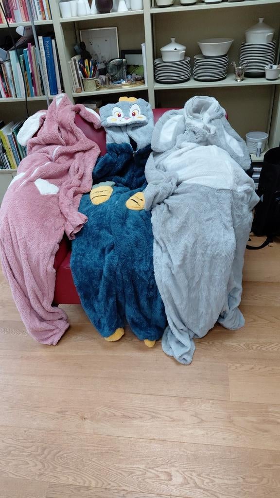 Paashaas of konijnenpakken 2 blauw,1 rosé en 1 grijze. Onesi, Ophalen of Verzenden, Zo goed als nieuw, Carnaval, Kleding
