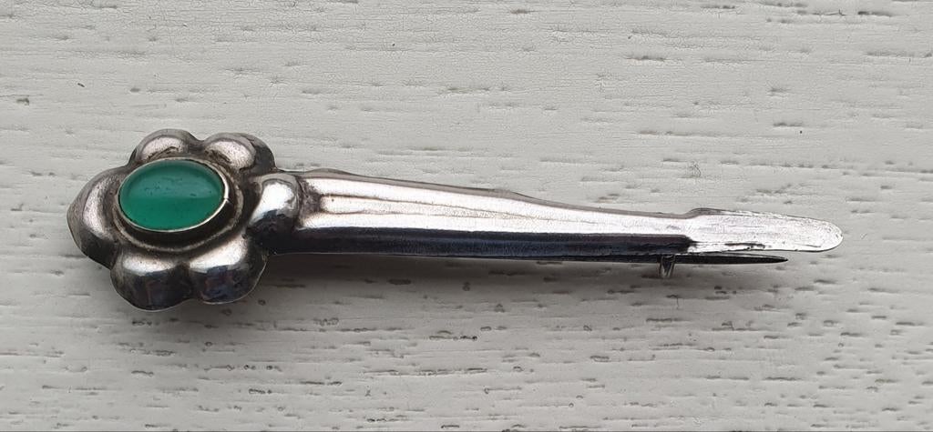 Zilveren broche met groene steen - Scandinavisch, Sieraden, Tassen en Uiterlijk, 4 tot 7 cm, Gebruikt, Verzenden, Zilver