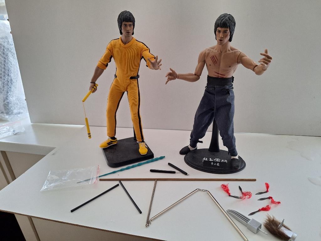 Hot Toys Bruce Lee met 2e figuur 1:6, Ophalen of Verzenden, Zo goed als nieuw, Film, Beeldje, Replica of Model