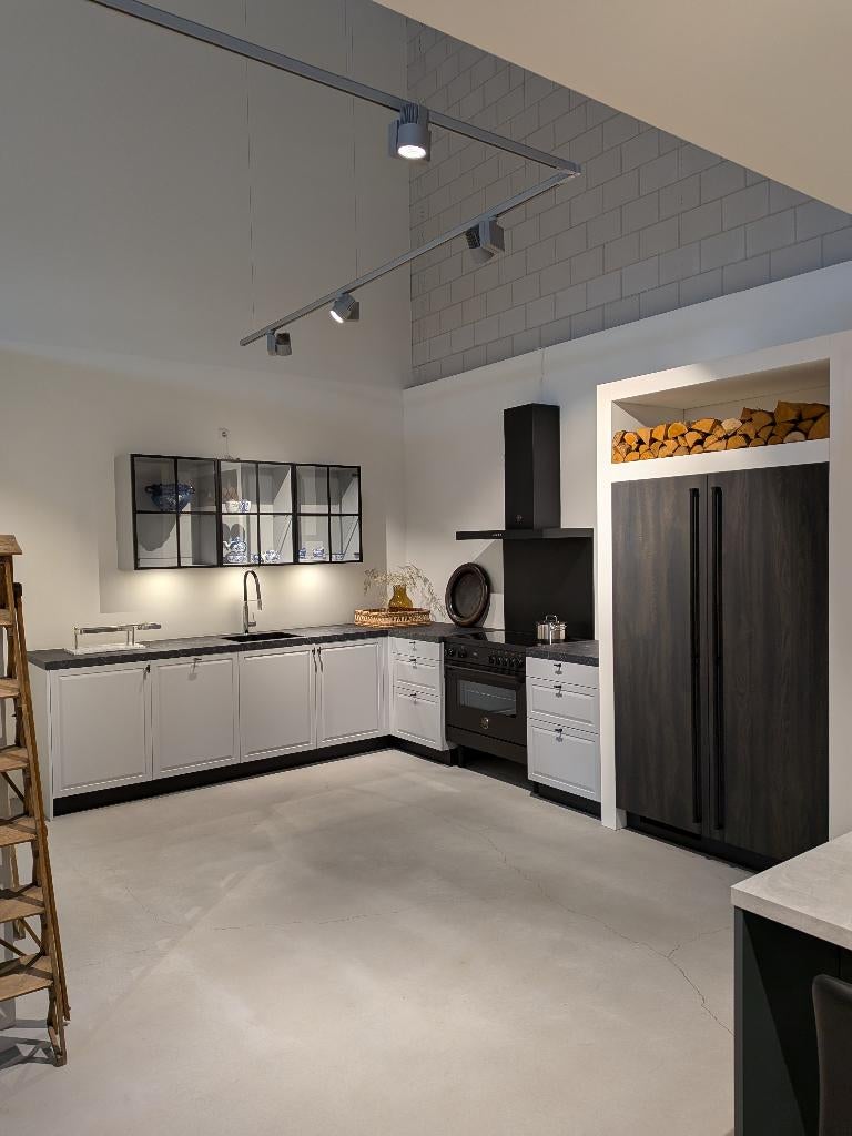 Showroomkeuken met gelakt front in Just Grey, Ophalen, Hoekkeuken, Nieuw, Kunststof