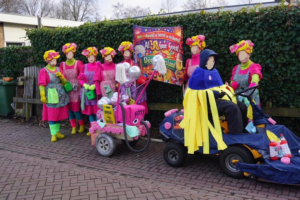 Leuke loopgroep schoonmaaksters kostuums (7 pakken), Ophalen, Carnaval, Maat 42/44 (L), Zo goed als nieuw