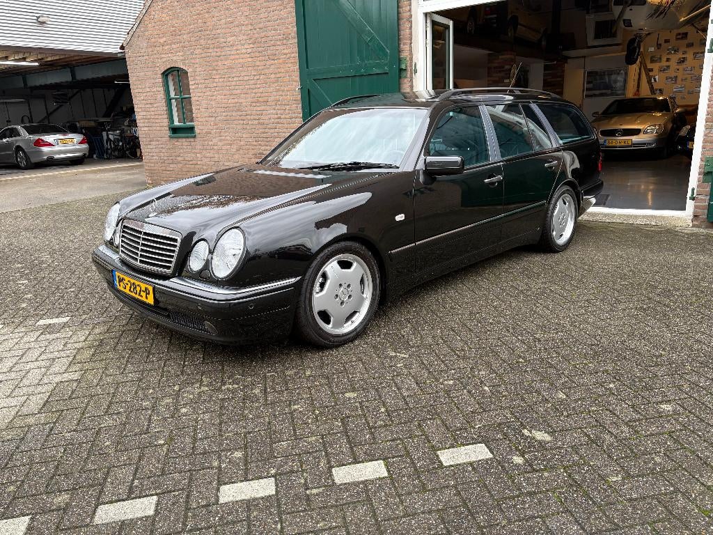 Mercedes-Benz E55 AMG Combi AUT 2001 Zwart, Achterwielaandrijving, Zwart, Dealer onderhouden, 93 €/maand