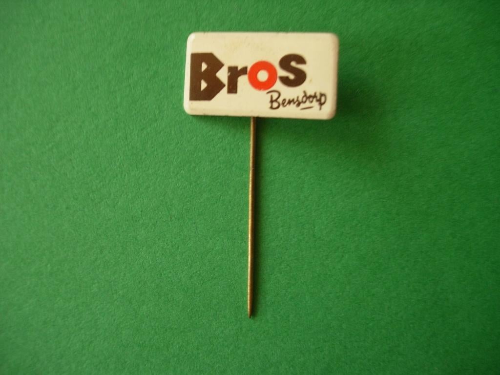 Speldje van BROS (rode O) Bensdorp, Verzamelen, Speldjes, Pins en Buttons, Verzenden, Zo goed als nieuw, Merk, Speldje of Pin