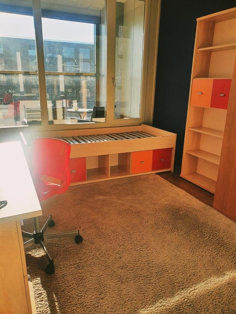 Kindermeubels massief hout: bed, bureau, plank, Ophalen, Zo goed als nieuw, Jongetje of Meisje