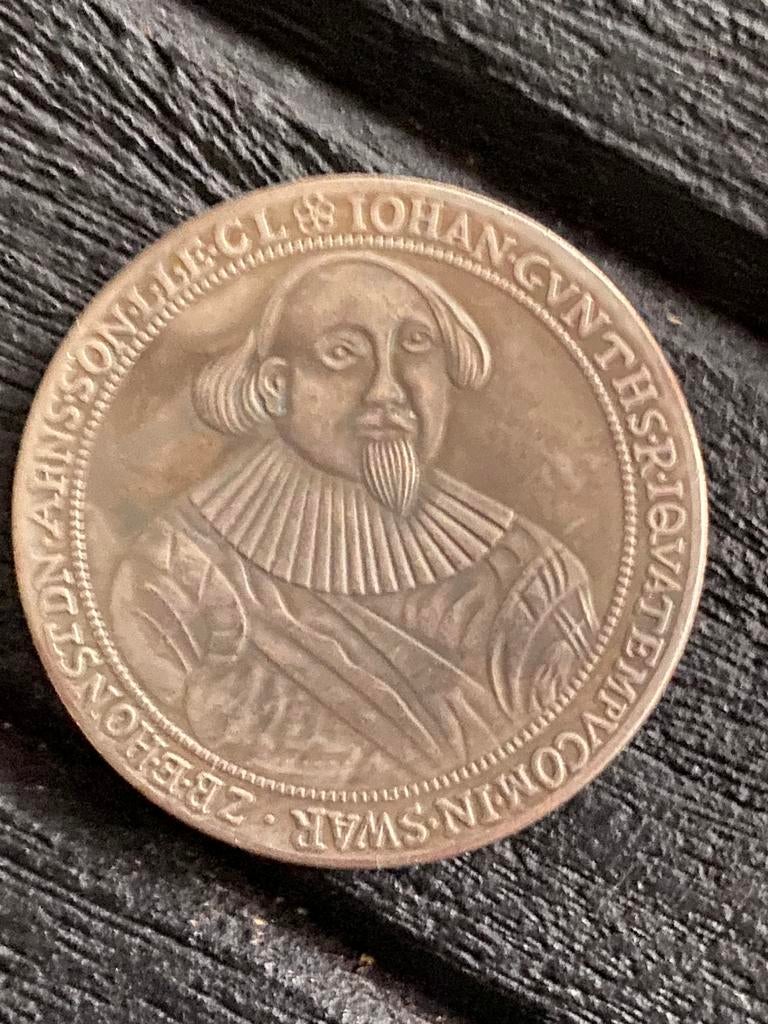 Grote penning munt man met kraag, Ophalen of Verzenden, Overige materialen