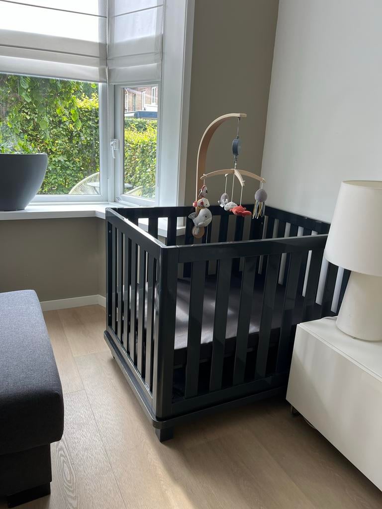 Mooie grijze babybox met nieuw kussen, Kinderen en Baby's, Boxen, Ophalen, Gebruikt, Vierkant, Boxkleed