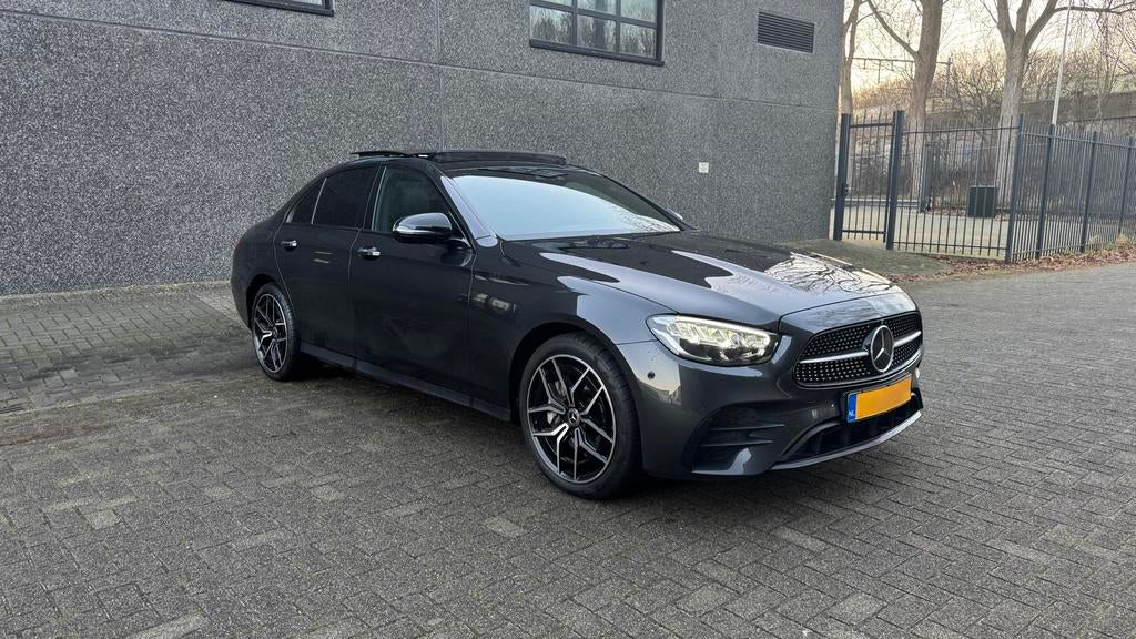 Mercedes-Benz E-Klasse E300 e AMG BOMVOL opties, Auto's, Mercedes-Benz, Automaat, 4 cilinders, 320 pk, Leder