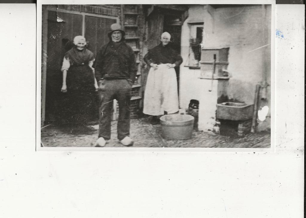 Scheveningen Scheveningers op het plaatsje Fotokaart, Ophalen of Verzenden, Voor 1920, Ongelopen, Zuid-Holland