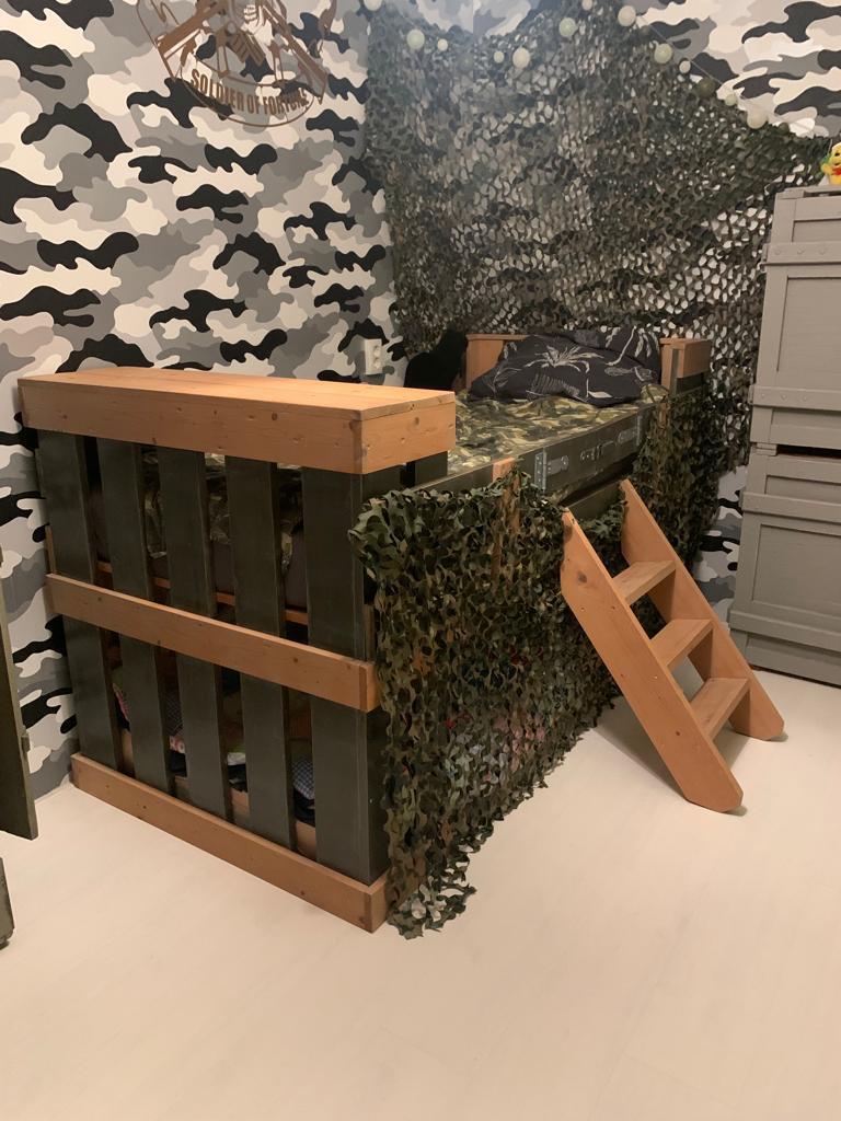 Stoer bed . Handgemaak door Combitexx., Ophalen, Zo goed als nieuw, 180 cm of meer, 85 tot 100 cm
