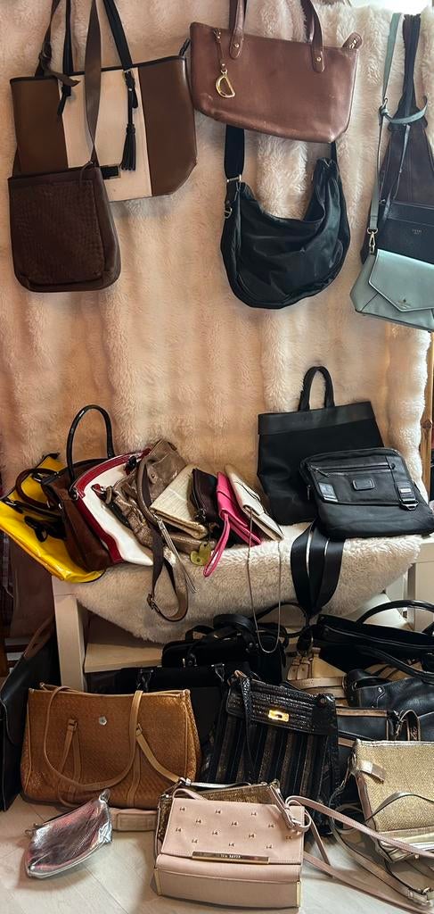Tassen verzameling 31 stuks met dure merken vintage, Sieraden, Tassen en Uiterlijk, Tassen | Damestassen, Gebruikt, Handtas, Overige kleuren