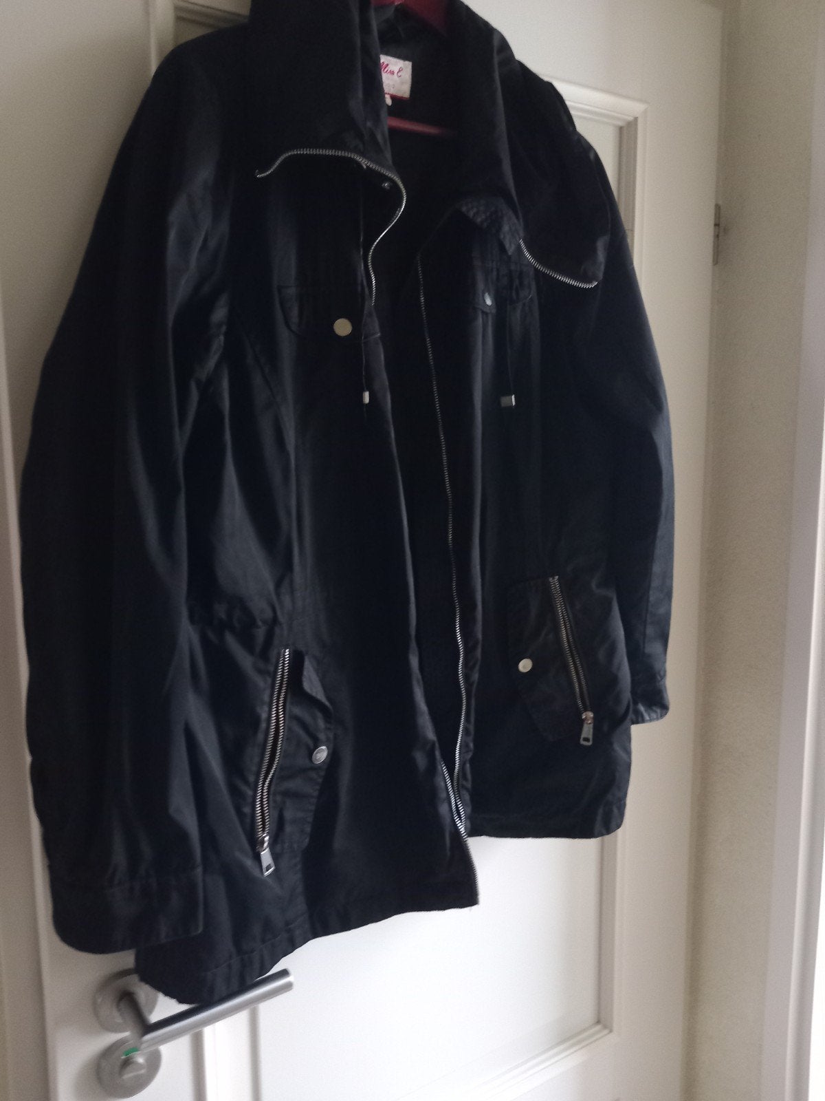 gratis Zwarte jas van Miss E Studio, maat XXL, Kleding | Dames, Zwart, Maat 46/48 (XL) of groter, Ophalen of Verzenden, Gedragen
