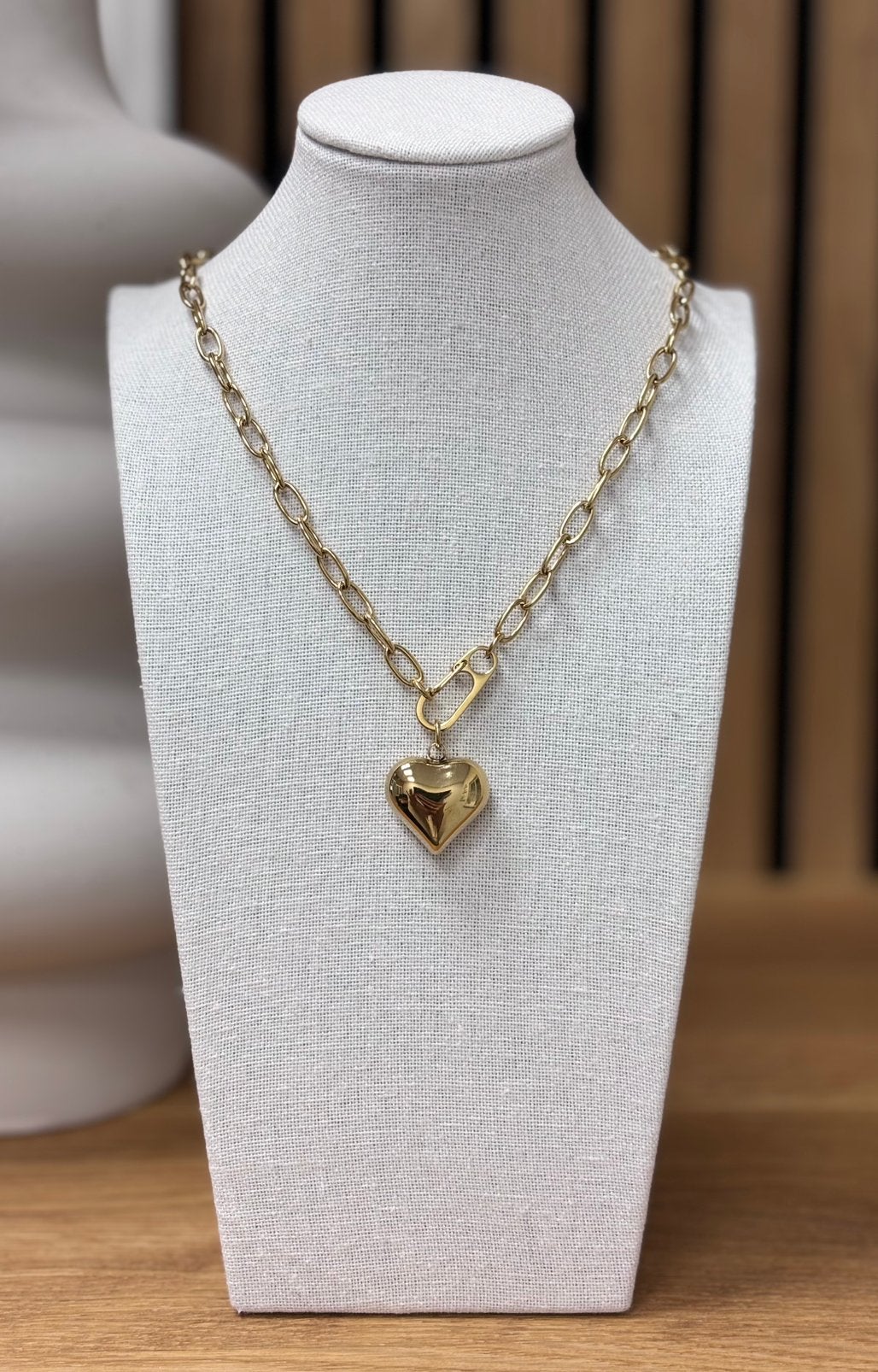 Goudkleurige RVS ketting met schakels en hart bedel, Nieuw, Ophalen of Verzenden, Goud, Overige materialen