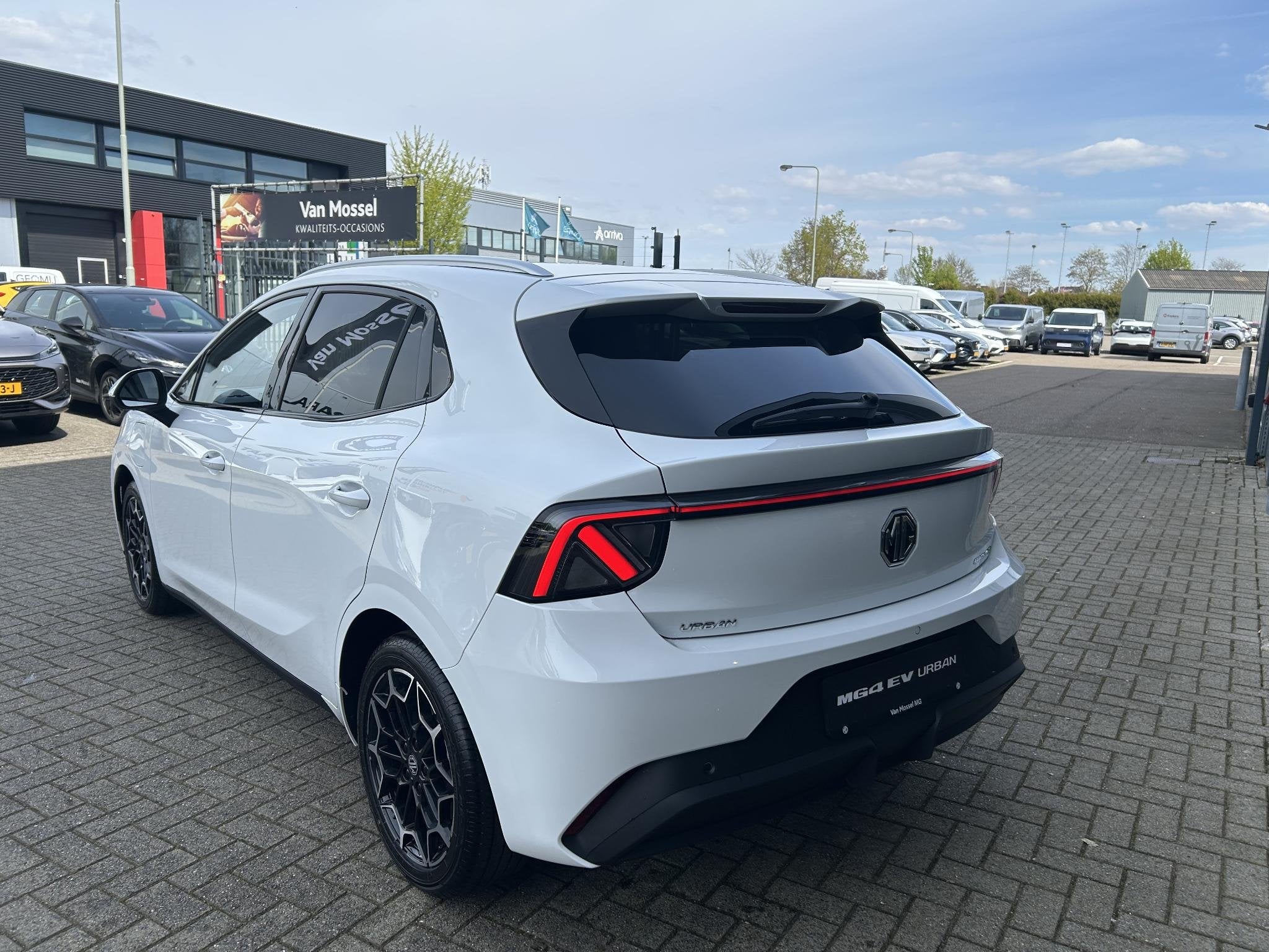 MG MG4 EV Urban Premium 54 kWh Apple Carplay/ Android Auto |, Auto's, 12 maanden, Stof, 160 pk, Wit
