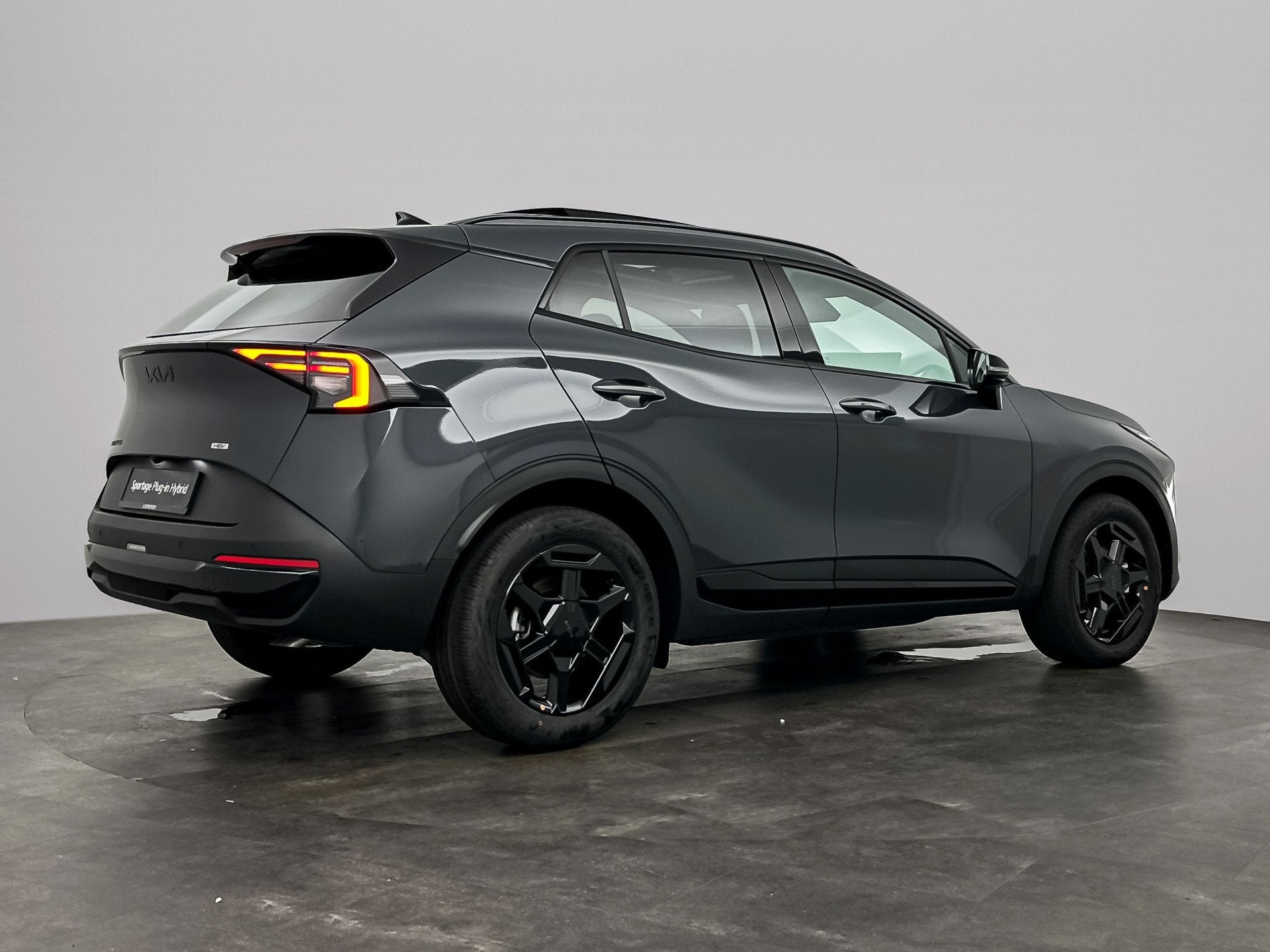 Kia Sportage 1.6 T-GDi Hybrid Black Edition Advanced, Auto's, Zwart, 4 cilinders, Leder, Hybride Elektrisch/Benzine