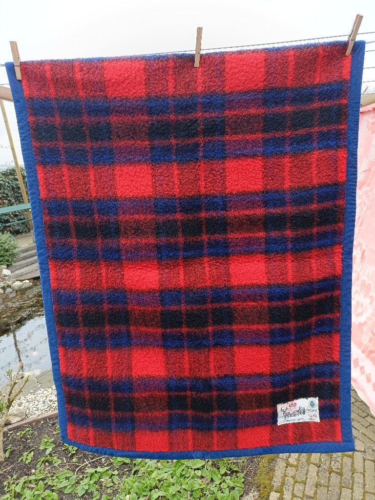 Vintage blauw rood geruit AaBe dralon deken 100 x 0.75 cm, Huis en Inrichting, Slaapkamer | Beddengoed, Overige kleuren, Overige maten