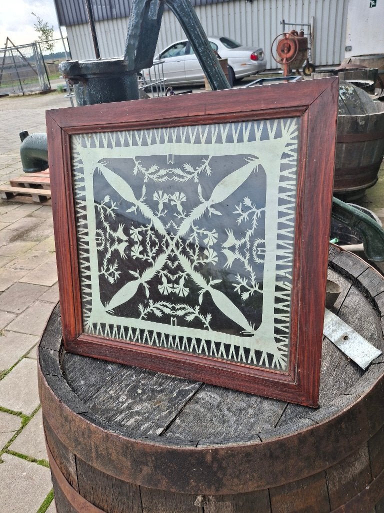 knipkunst papier ca 80 jaar oud, gelijst zie foto's-omschrij, Ophalen of Verzenden, Zo goed als nieuw