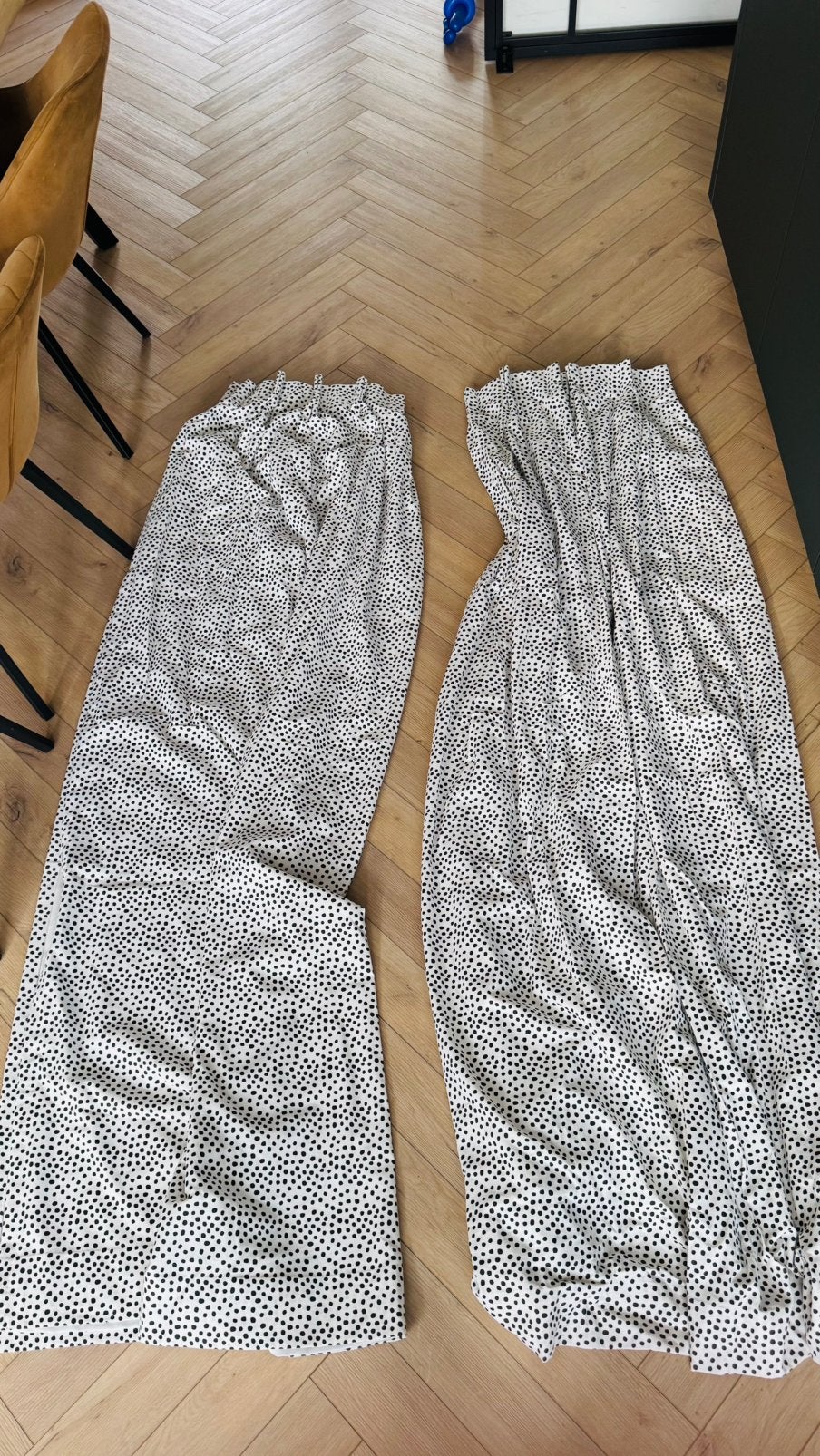 Gordijnen zwart met witte stippen, kinderkamer, Huis en Inrichting, Kwantum, 210 cm, Ophalen of Verzenden, Zo goed als nieuw